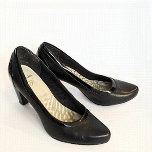 CLARKS Cushion soft black leather heels size 7 US @s4